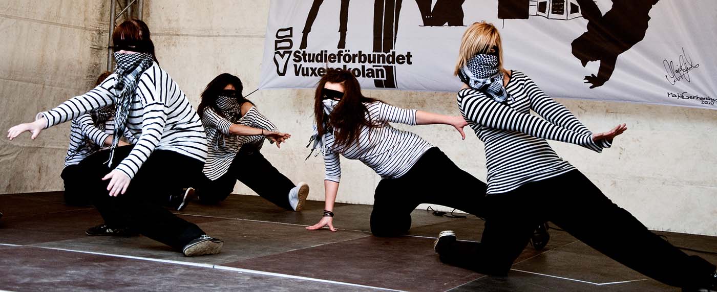 Dans. Foto till kursprogram Studieförbundet Vuxenskolan.